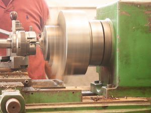 torno convencional en taller Ormamex
